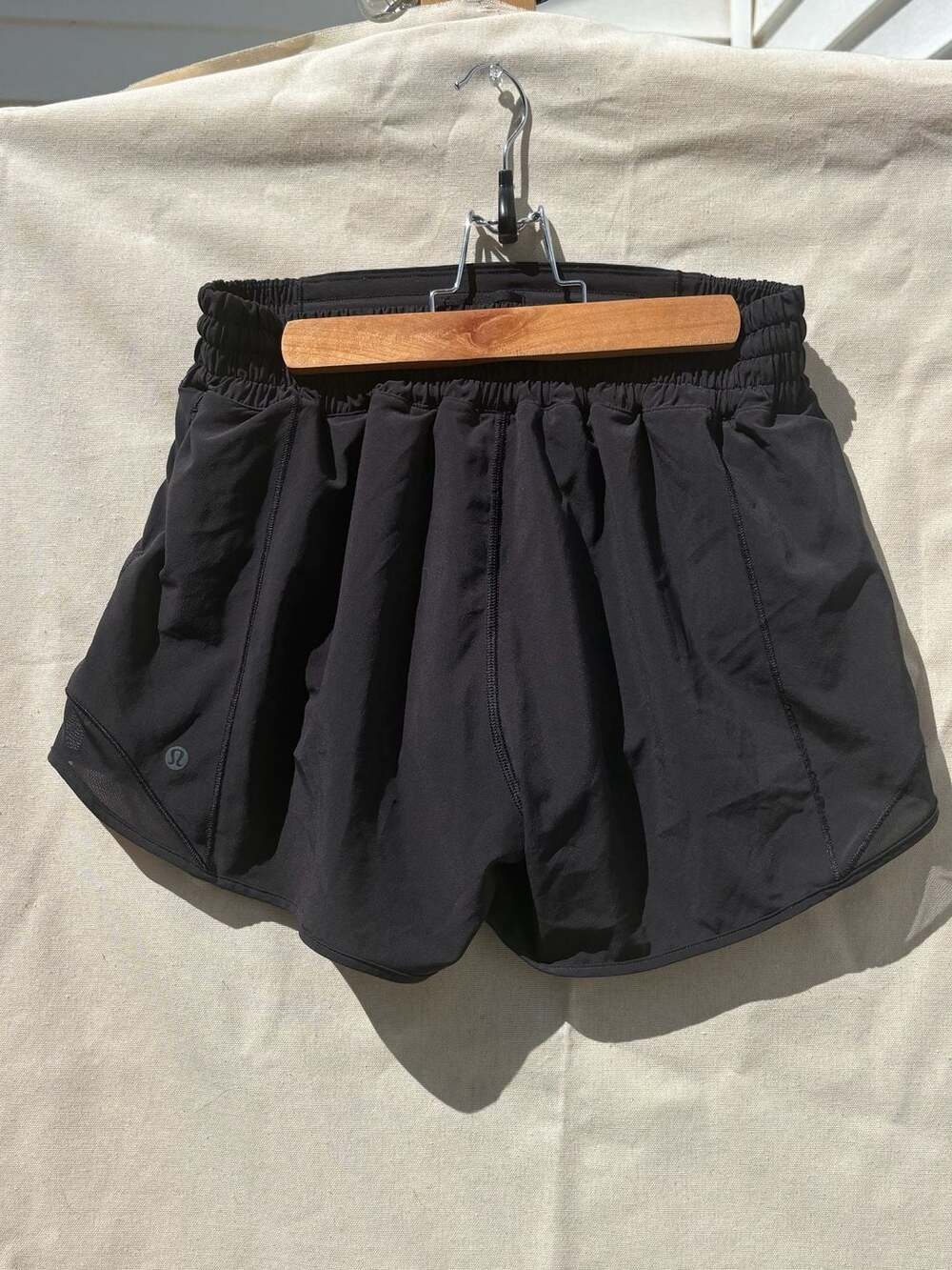 Lululemon Hotty Hot Low-Rise Lined Short 4” in Black Size 4